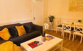 Superb And Comfortable 3Bd Home In Dagenham