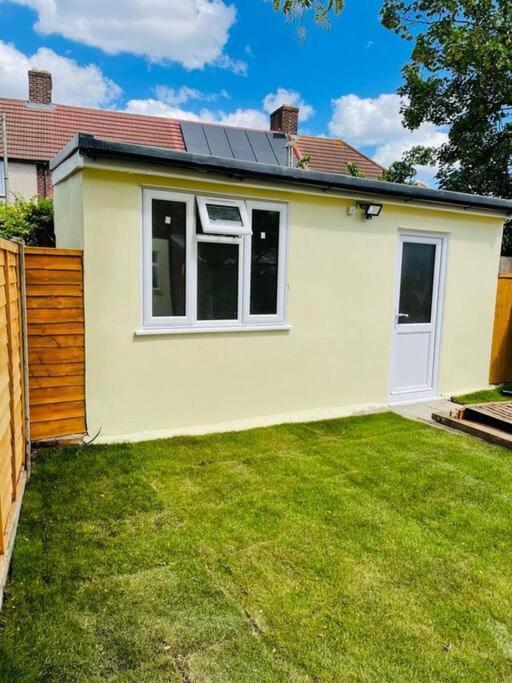 Superb And Comfortable 3Bd Home In Dagenham Exterior foto