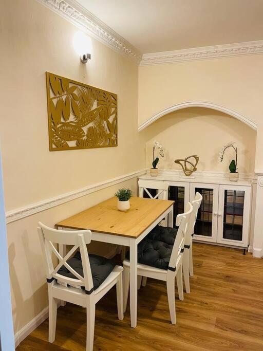 Superb And Comfortable 3Bd Home In Dagenham Exterior foto