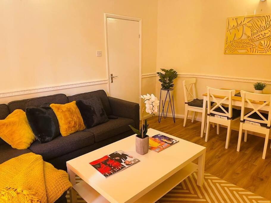 Superb And Comfortable 3Bd Home In Dagenham Exterior foto